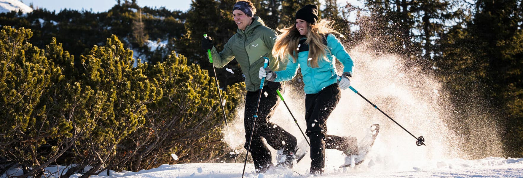 Mann und Frau sind Schneeschuh wandern