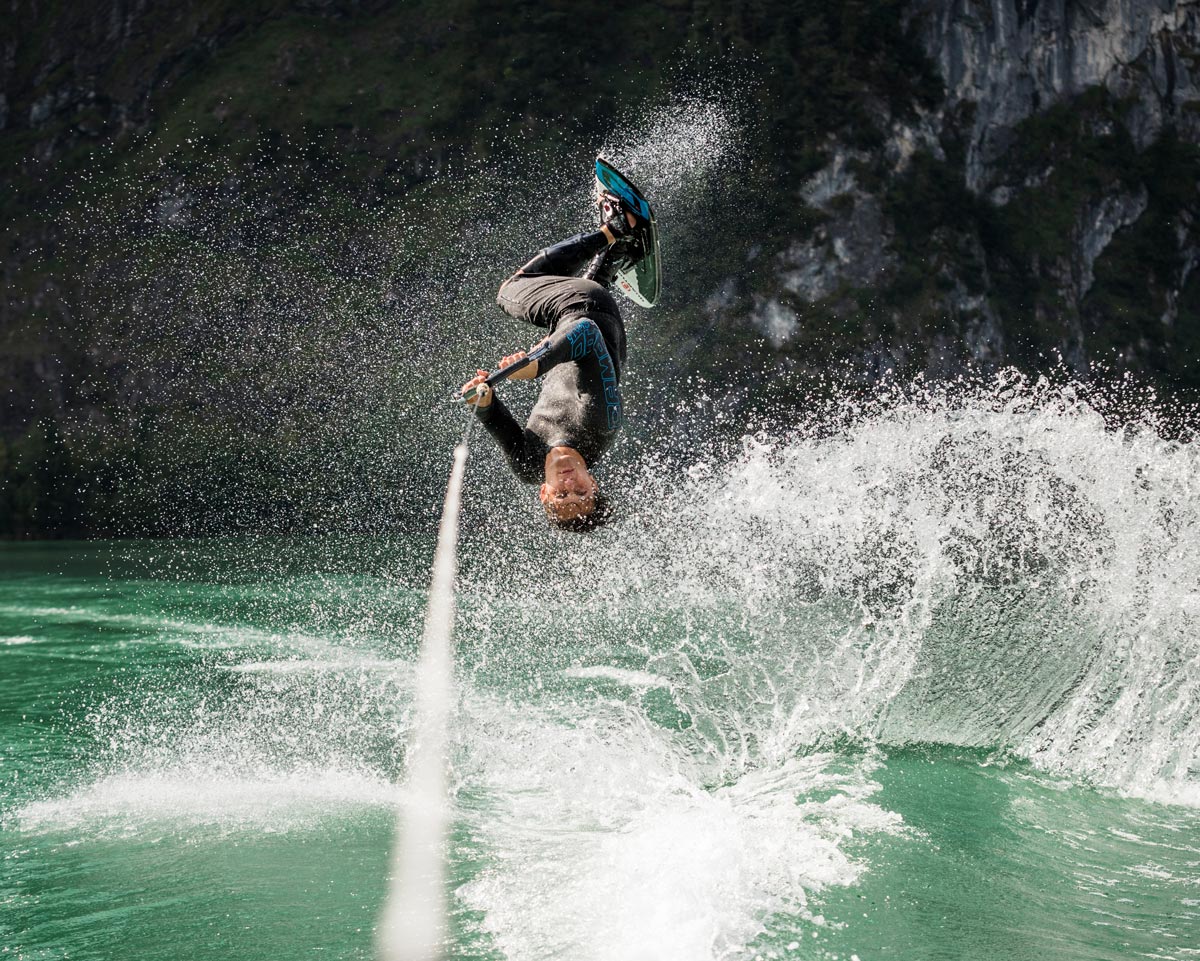 Mann fährt Waterski