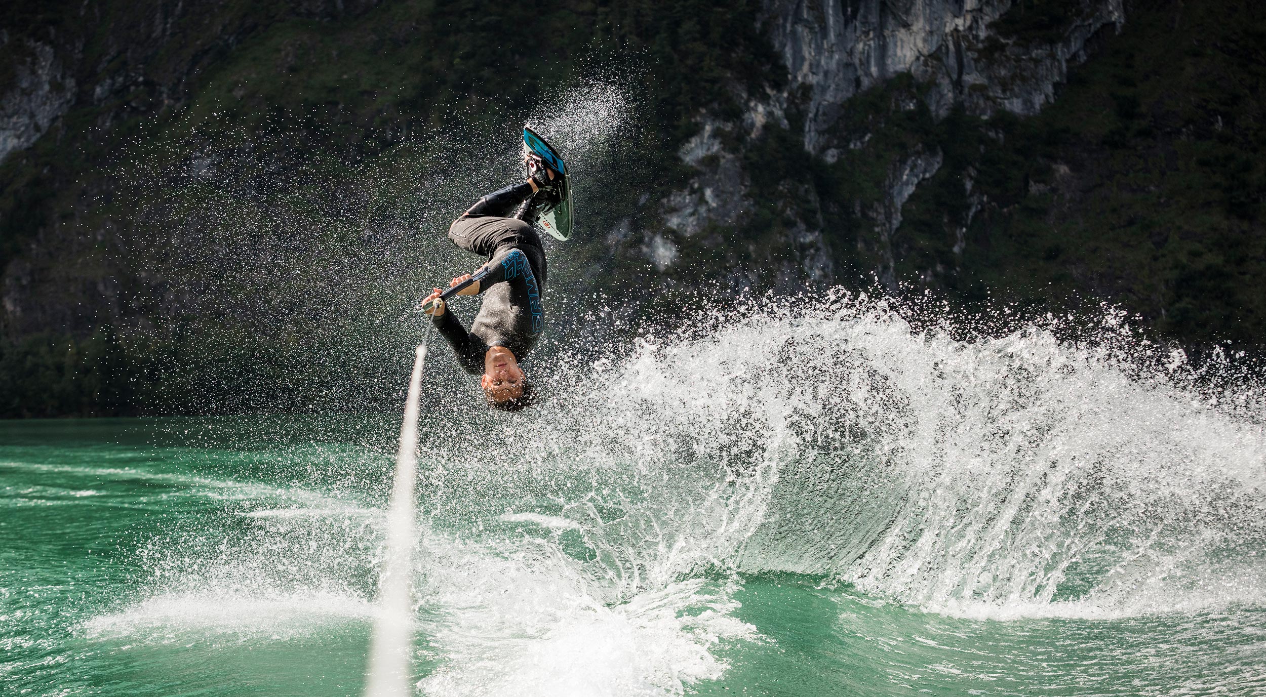 Mann fährt Waterski und trägt einen Anzug von Camaro